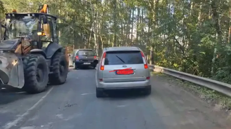 В лобовую — с трактором: агрессивных водителей ловят с помощью дронов (ВИДЕО)