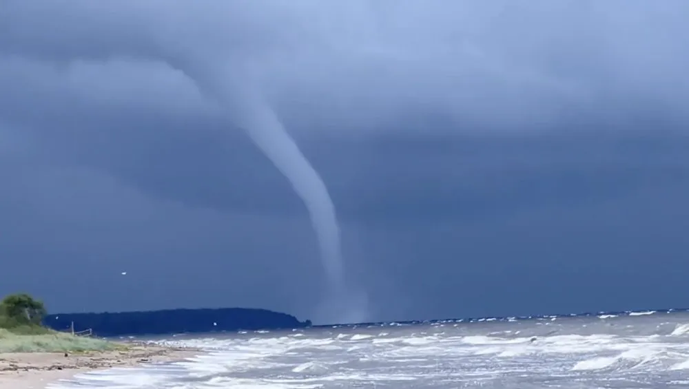 В воскресенье в районе Салацгривы наблюдался водяной смерч (ВИДЕО)