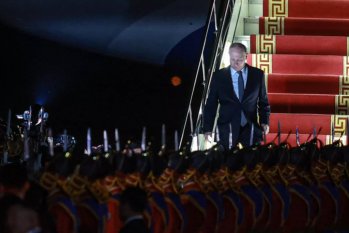 Путина встретили в Монголии красной ковровой дорожкой. Украина возмутилась, что его не арестовали по ордеру МУС