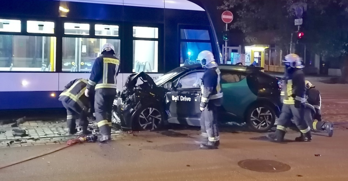 Pārdaugavā nomas automašīnas un tramvaja sadursmē cietuši trīs cilvēki