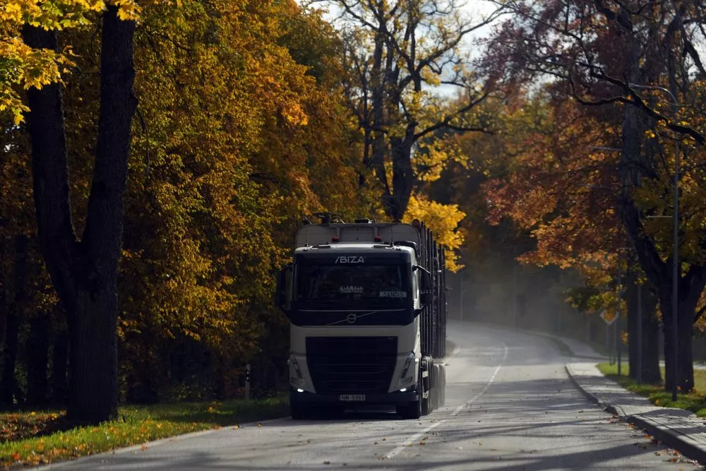 Rīgā no 1.novembra aizliegs kravas transporta tranzīta satiksmi Pērnavas ielā
