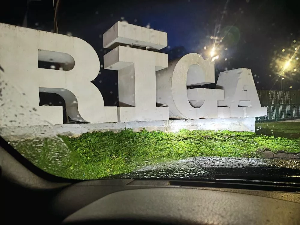 Надпись Rīga, пострадавшая в бурю в Берги, уже восстановлена — букву G вернули на место (ВИДЕО)