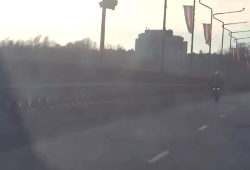 Гонщик на Южном мосту: мотоциклист разогнался до 157 км/ч и дорого заплатил за это (ВИДЕО)