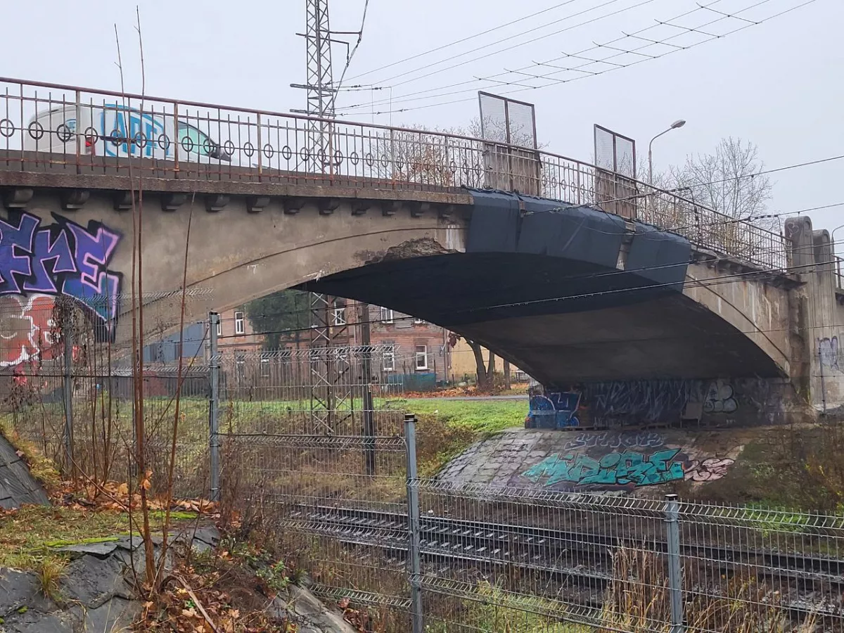 Altonavas ielas pārvada slēgšanu transportam Rīgā pārceļ par dažām dienām