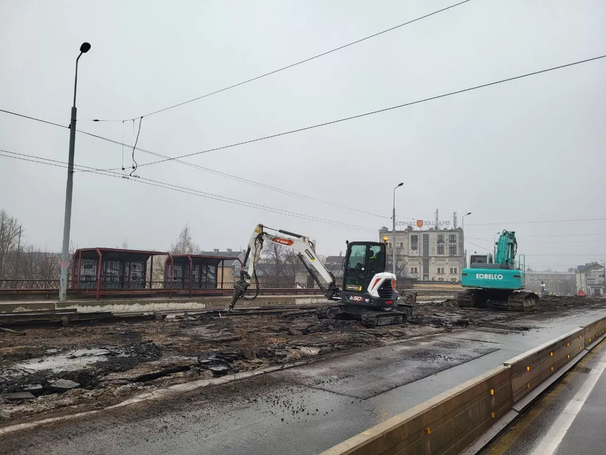 Взрытый асфальт, куски арматуры и заторы: что творится на мосту Земитана и не только (ФОТО)