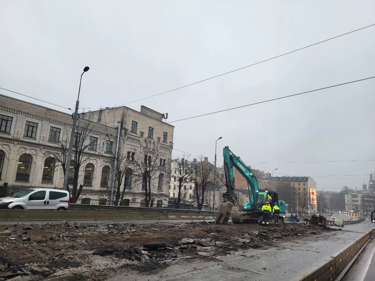 Izdangāts asfalts, armatūras gabali un sastrēgumi: kas darās uz Zemitāna tilta un ne tikai (FOTO)