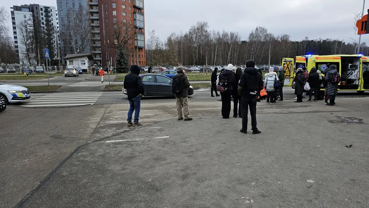 В Иманте на «зебре» только что сбили самокатчика. Он сильно пострадал
