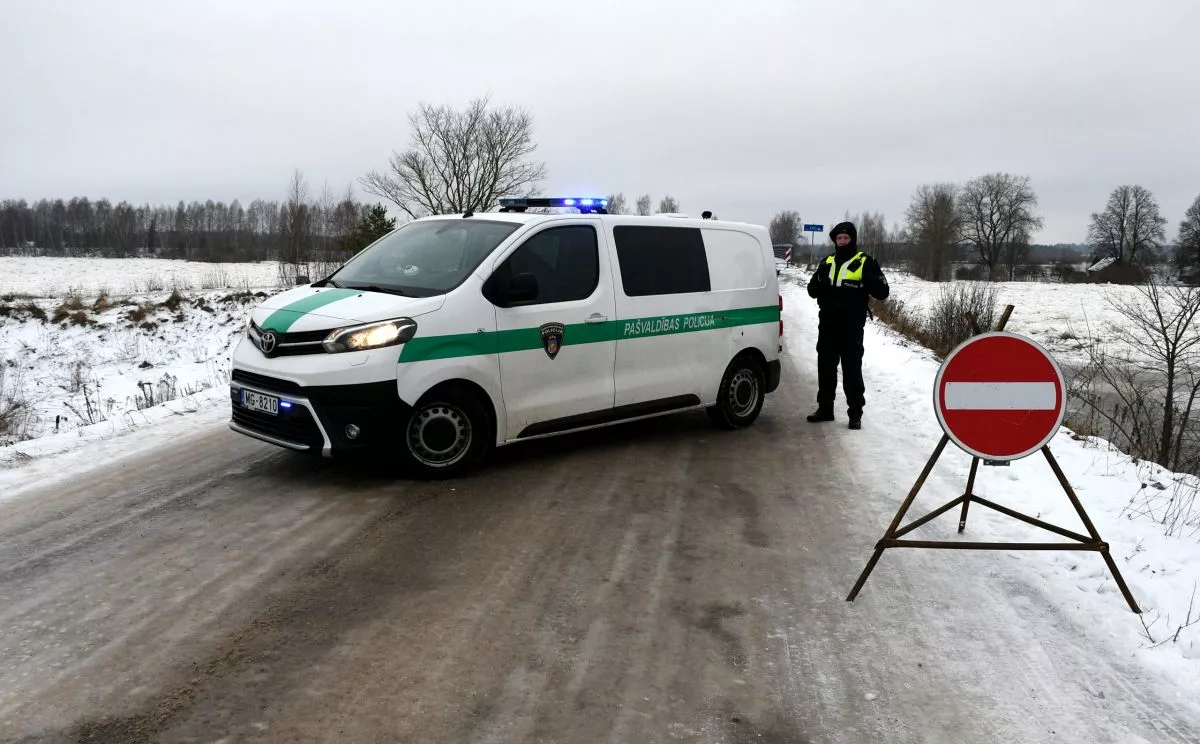 На Лиепайском шоссе бусик занесло на льду и он упал в реку