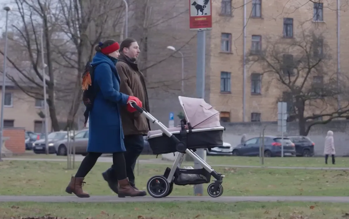 Семья белорусов в Латвии оказалась в бюрократической ловушке: либо паспорт для новорожденной, либо тюрьма