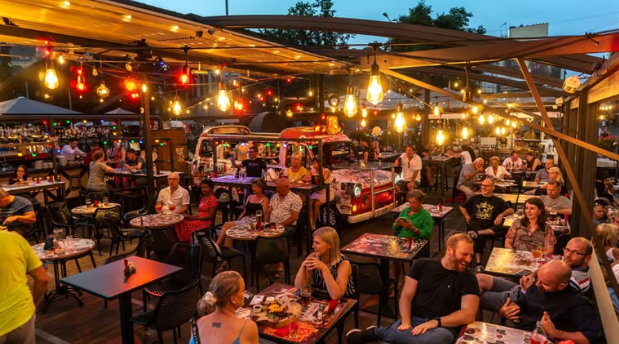 На этом месте теперь пустота: в Старой Риге закрылось кафе Rockabilly House на площади Ливу