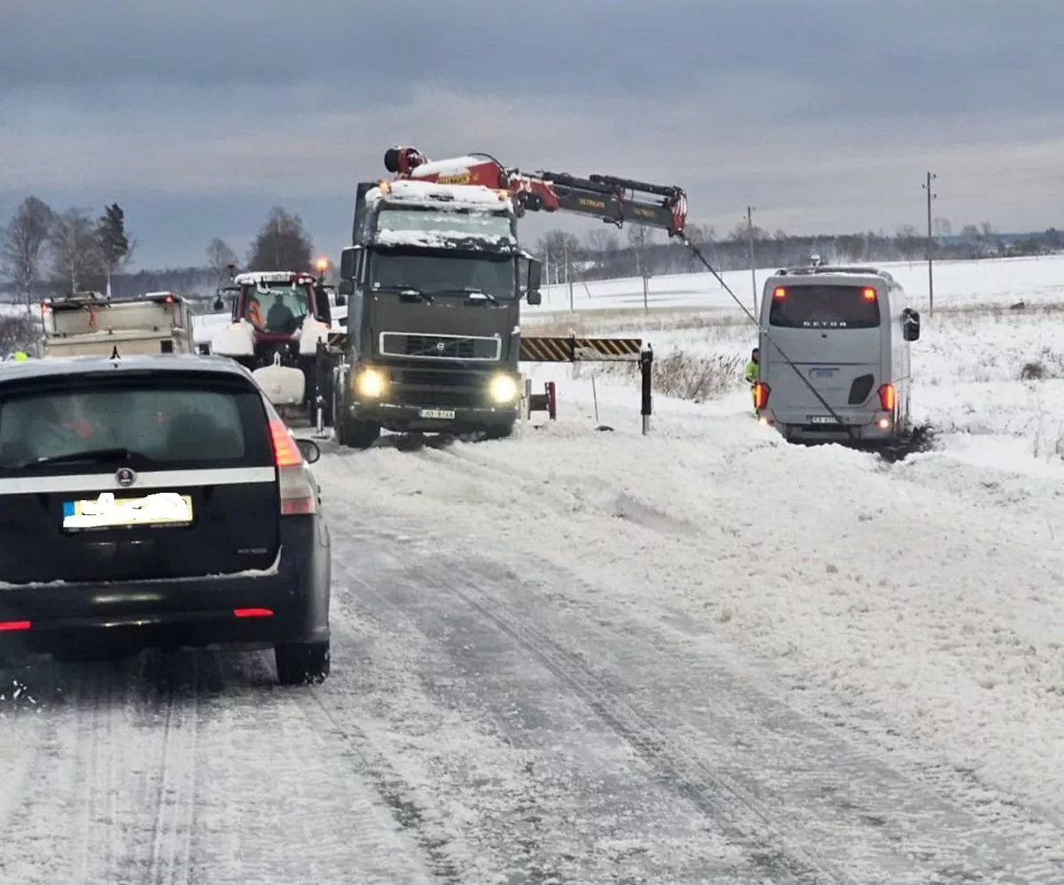 Из-за снега и льда по всей стране затруднен проезд по дорогам; водители, будьте осторожны (ВИДЕО)