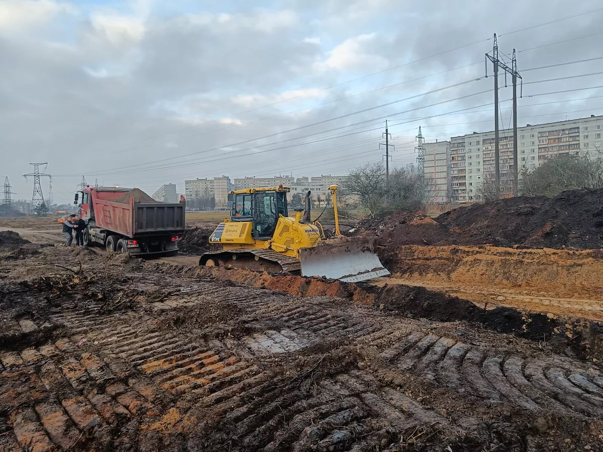 Разворотили всё: жители рижского микрорайона с тревогой наблюдают за стройкой под своими окнами