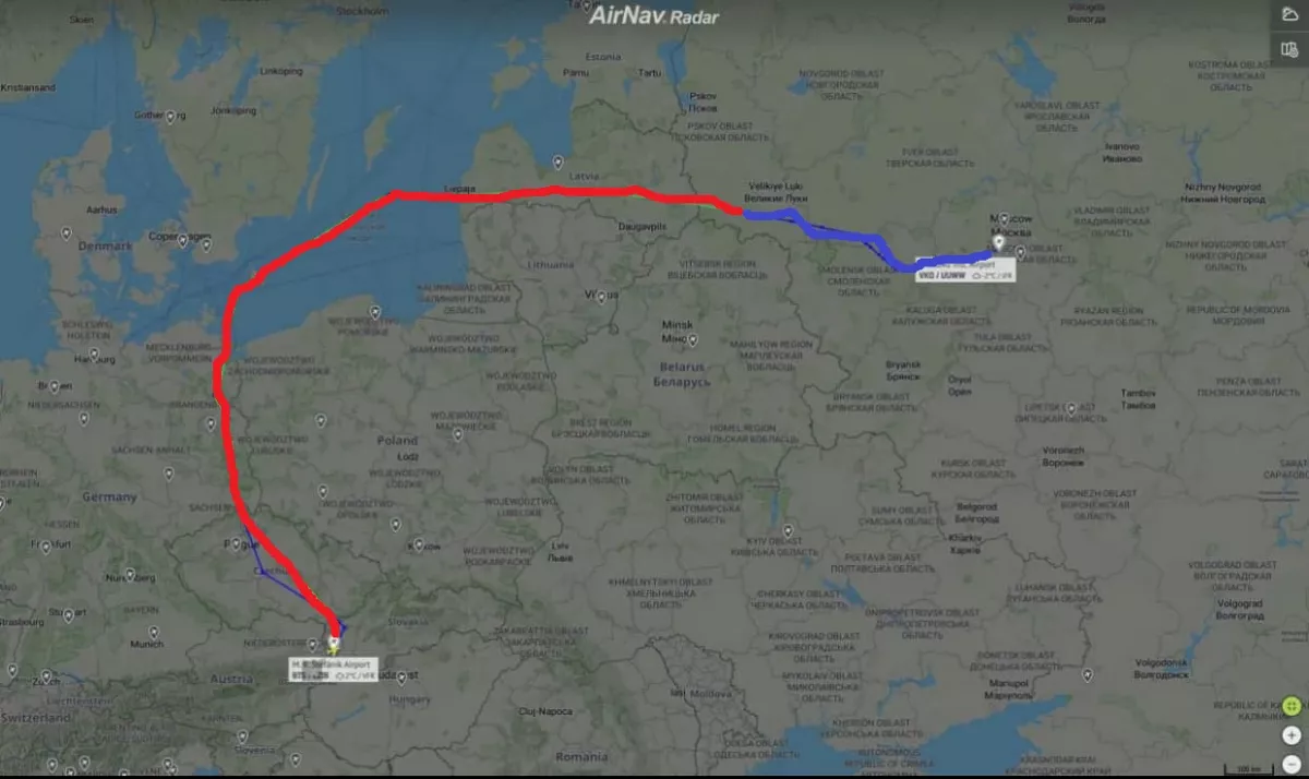 Польша не пропустила словацкий самолет в Москву, Латвия пропустила: не стоило ли отказать? Мнения