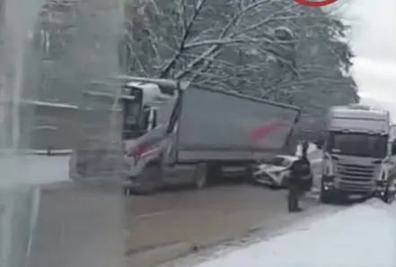 Дорога в Вецмилгравис была полностью заблокирована: тяжелая авария на проспекте Виестура (Видео)