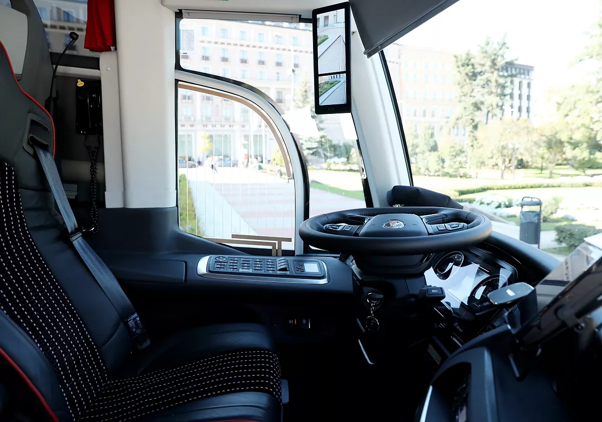 Aculiecinieka ziņojums palīdz apturēt ļoti stiprā reibumā stūrējošu autobusa vadītāju