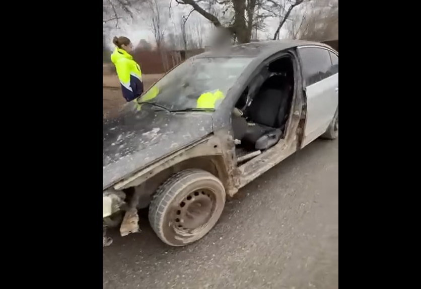 Likumsargi Limbažu pusē aptur nereģistrētu automašīnu bez durvīm un sēdekļiem