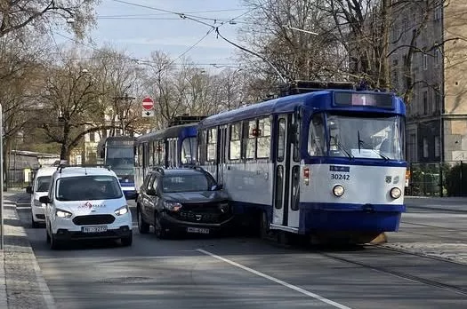 Трамвай и машина не смогли поделить рельсы в Пардаугаве: движение транспорта было парализовано
