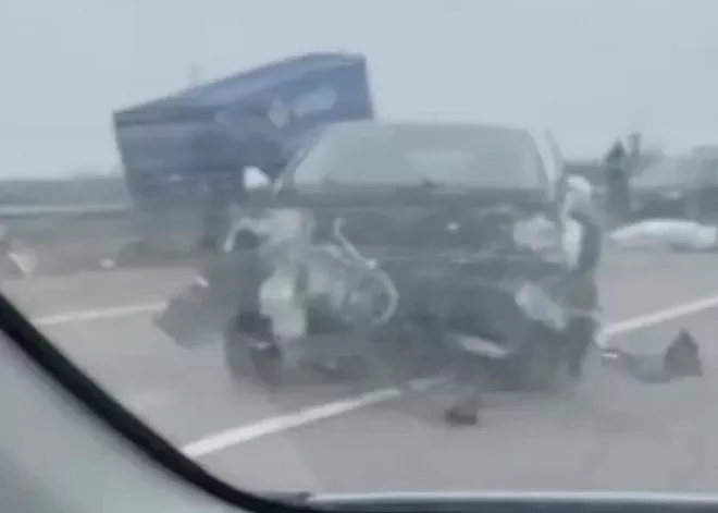 На шоссе вдоль Рижского водохранилища столкнулись четыре автомобиля (ВИДЕО)