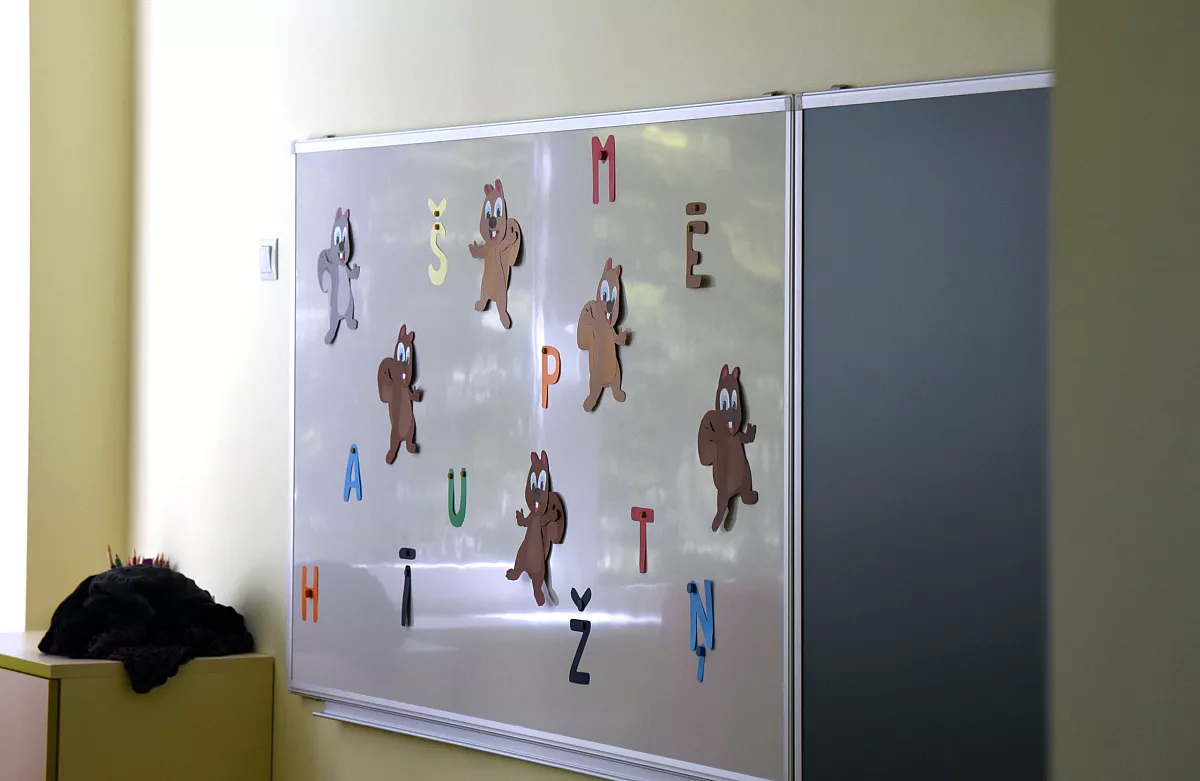 Atbalsta sešu Rīgas vidusskolu pārveidošanu par pamatskolām