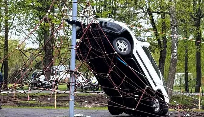 Babītē sirmgalve ar auto iebraukusi bērnu rotaļu laukuma tīkla konstrukcijā