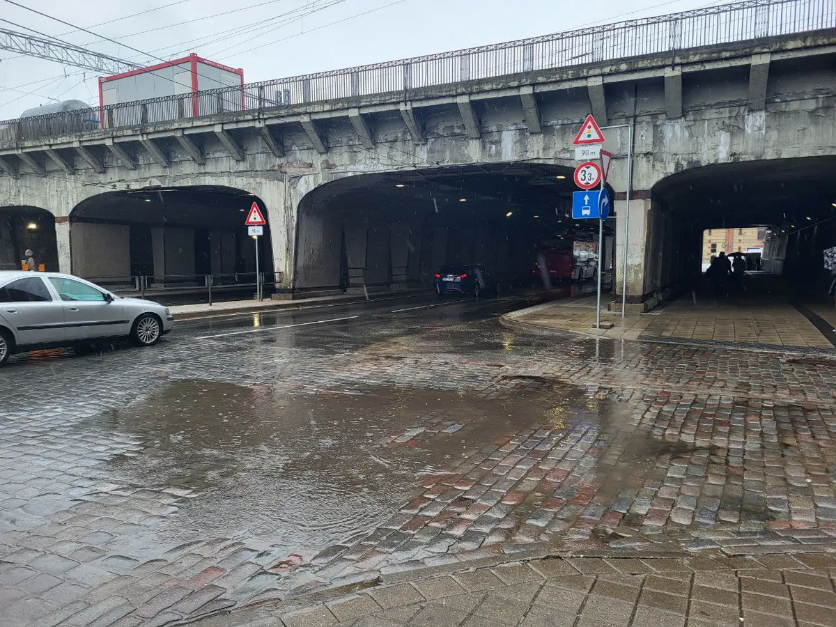 «Ещё по-настоящему не началось»: в соцсетях постят залитые водой улицы Риги (ВИДЕО)