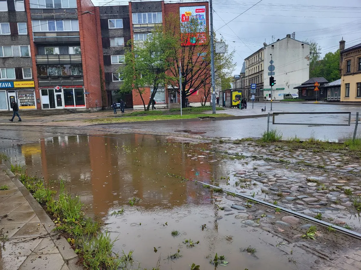 Драка, нож, кровь на лестнице. На Саркандаугаве мужчину чуть не зарезали