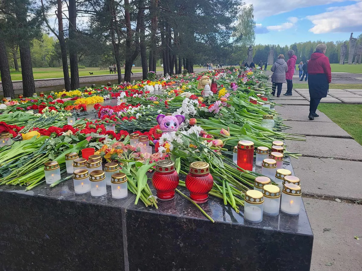 В Саласпилсе — паломничество желающих возложить цветы к мемориалу (ФОТО)