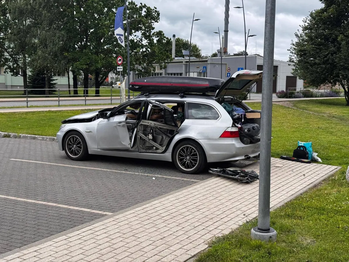 В Адажи возле школы взорвался BMW: пострадавший госпитализирован