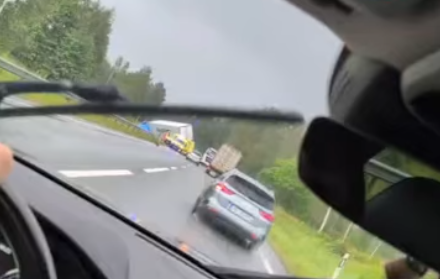 Smagā transportlīdzekļa izvilkšanai no grāvja pilnībā bloķēta satiksme uz Ventspils šosejas Talsu novadā