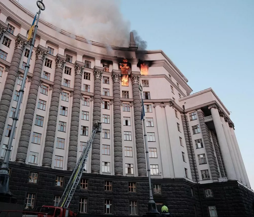 Krievijas dronu un raķešu uzbrukumā Ukrainai trīs nogalinātie; aizdegusies valdības ēka