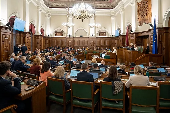 Saeimas komisija konceptuāli atbalsta pretrunīgi vērtētās izmaiņas Darba likumā par virsstundu darba apmaksu un koplīguma izbeigšanu
