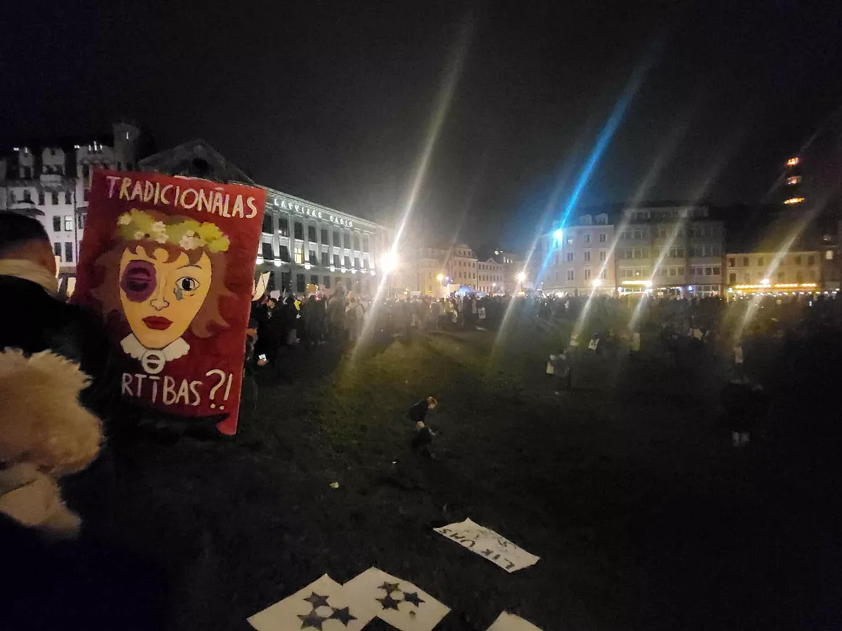 Doma laukumā uz protestu pret izstāšanos no Stambulas konvencijas pulcējušies vismaz 10 000 cilvēku