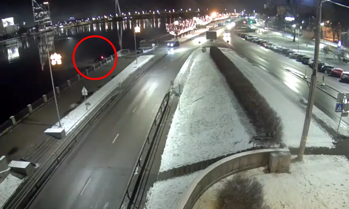 На полной скорости: полиция опубликовала видео инцидента с утонувшей в Даугаве машиной