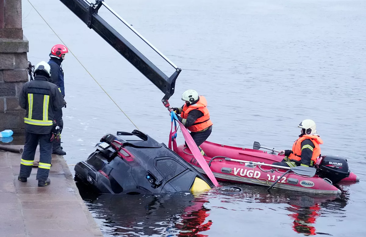 Glābēji izcēluši ceturtdien Daugavā iebraukušo automašīnu