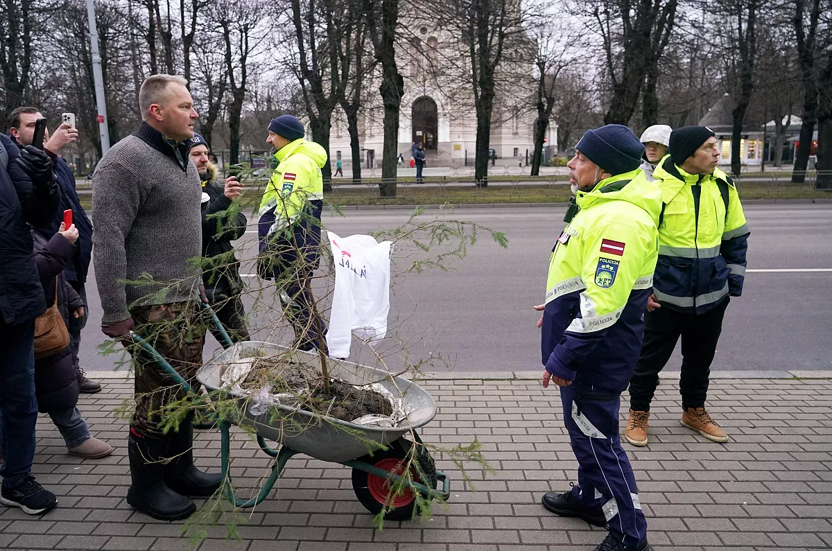 Pret autoceļu lietošanas nodevu komercauto līdz 3,5 tonnām pie MK protestē arī vairāki opozīcijas politiķi
