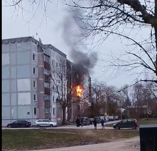 Sestdien Rīgā ugunsgrēks izcēlās divās piecstāvu daudzdzīvokļu mājās