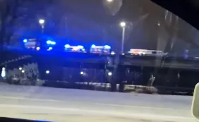 «Куча скорых, пожарка, полиция»: ночное ДТП на Островном мосту в Риге (ВИДЕО)