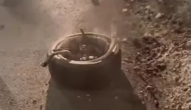 Поздно вечером в Риге на Бривибас перевернулся «Мерседес» (ВИДЕО)