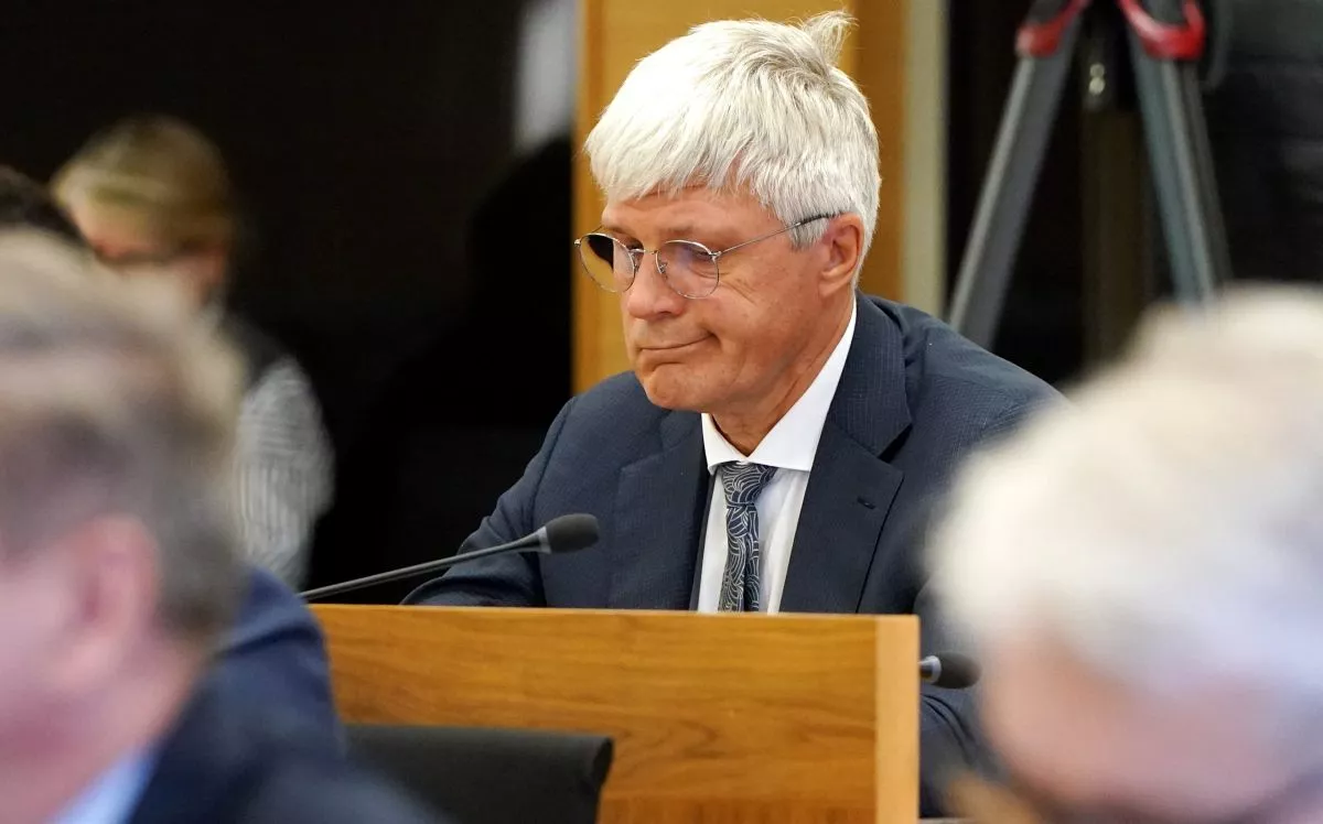 Ministrs atstādina pielaidi nesaņēmušo Rēzeknes mēru