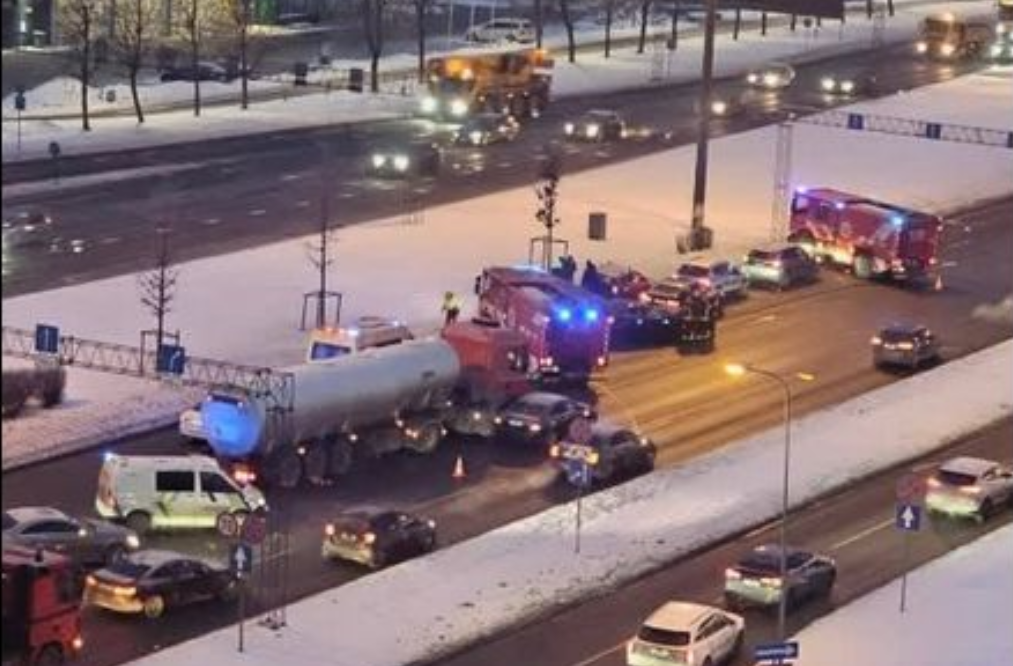 Uz Krasta ielas Rīgā teju vienlaicīgi notikušas piecas nelielas automašīnu sadursmes