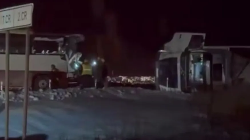 Водитель автобуса остался без ног, пассажиры с тяжелыми переломами: ДТП на Лиепайском шоссе (ВИДЕО)
