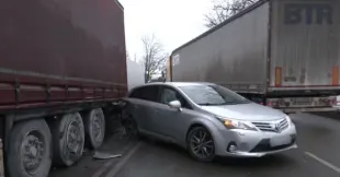 В Риге легковушку зажало между двух фур: подробности ДТП