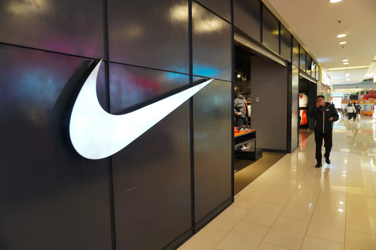 Nike обвиняют в дискриминации белых работников: правительство США ведёт следствие