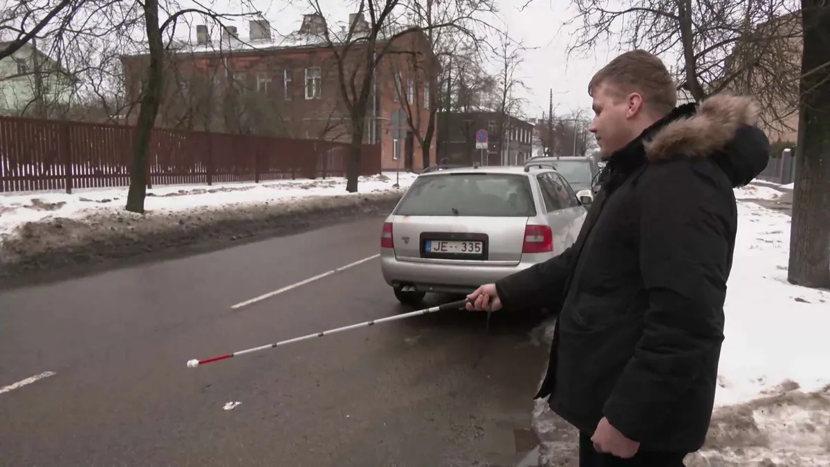 Слепой запутался в снегу и оказался под машинами: спасибо Рижской думе за уборку