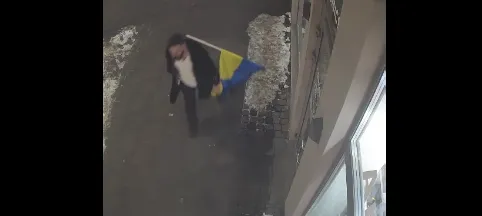 Узнаёте? Полиция разыскивает мужчину, сорвавшего украинский флаг со здания в Риге (ВИДЕО)
