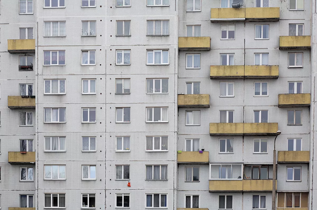 Rīgā vīrietis piekauj un izmet no ceturtā stāva balkona savu 76 gadus veco māti