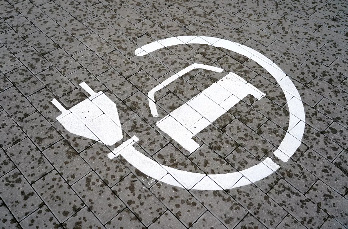 Aptauja: Latvijā 45% iedzīvotāju neplānotu elektroauto iegādi augstās cenas dēļ