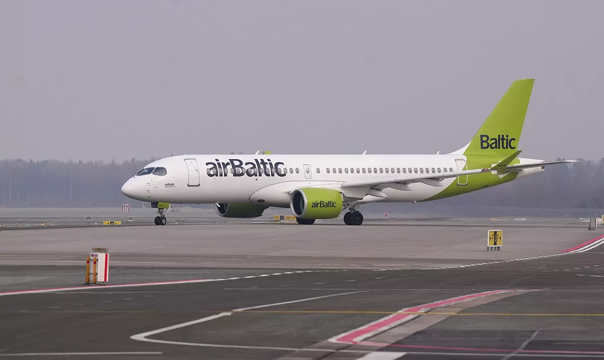 «airBaltic» patlaban neplāno celt biļešu cenas degvielas cenu pieauguma dēļ