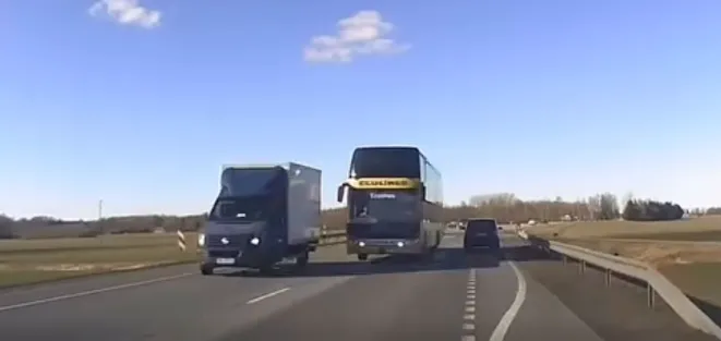 Водитель двухэтажного автобуса «Эколайн» идет на обгон: опасный манёвр на Бауском шоссе (ВИДЕО)