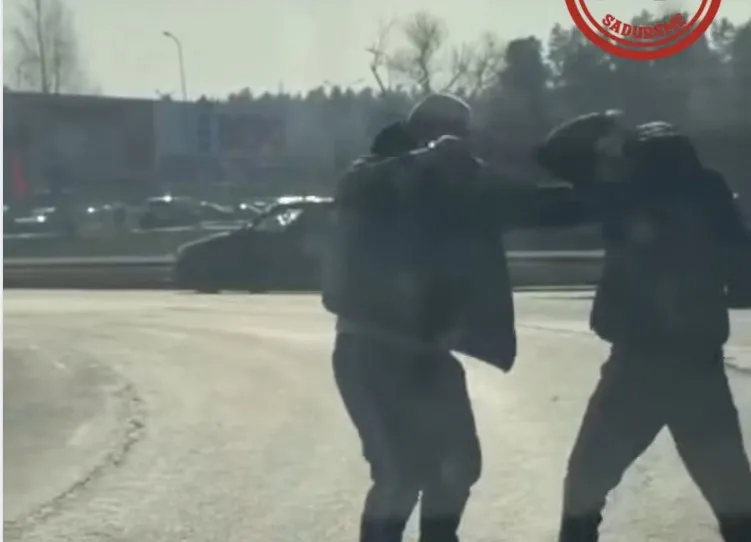 В Дрейлини два водителя не поделили дорогу и порадовали зрителей боями без правил